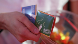 Коварная месть: женщина проколола презервативы подруги и избежала последствий