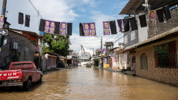 В Эквадоре реки вышли из берегов: разрушены мосты и дороги