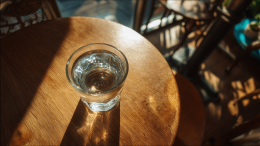 Секрет утренней бодрости: что нужно добавлять в первый за день стакан воды