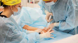 Российские врачи впервые пересадили пациенту обе руки