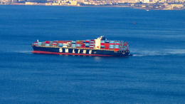 В Ормузском проливе подбили три грузовых судна