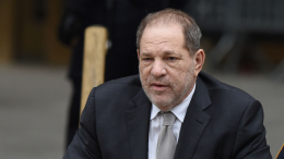 «Я упал на пол, все было в крови»: как Харви Вайнштейн выживает за решеткой