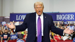 «Ждут часами»: во время выступления Трампа участник митинга упал в обморок