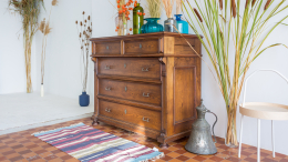 Миллион под слоем пыли: почему не стоит выбрасывать старую мебель и как ее отреставрировать