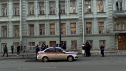 Мужчина попал в реанимацию из-за упавшей на голову лепнины в Петербурге