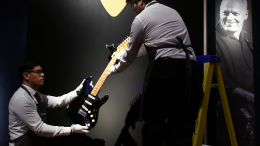 Гитару Дэвида Гилмора из Pink Floyd продали за 14 миллионов долларов