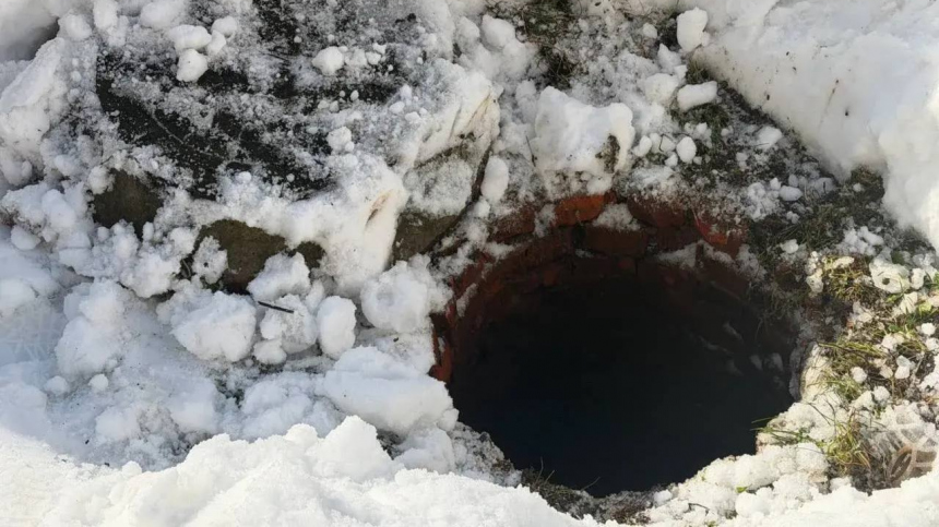 Восьмилетняя девочка упала в открытый канализационный колодец в Чувашии