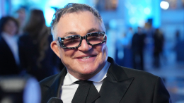 Дибров вышел в свет с новой спутницей после развода с женой