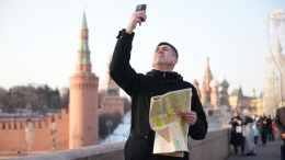 «Голубиная почта» и стационарные телефоны: как Москва учится жить без интернета