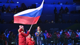Российские спортсмены пронесли флаг РФ на церемонии закрытия Паралимпиады