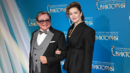 Дибров вышел в свет с новой спутницей после развода с женой