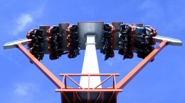 В Ставрополе люди зависли вниз головой на заклинившем аттракционе