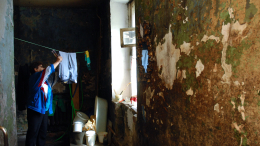 «На одного — шесть квадратов»: жители аварийных домов годами ждут расселения