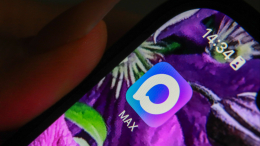 «Свободно общаться»: у мессенджера MAX появилась англоязычная версия