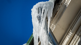 Ледяная глыба обрушилась на мать с младенцем в Тульской области