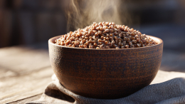 Бродит и гниет: с каким продуктом гречка опасна для человека