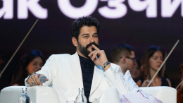 Турецкий мачо в России: зачем Бурак Озчивит снова приехал в Москву