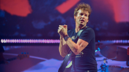 По стопам Мадонны: Известный певец разозлил украинцев одним фото