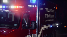 Полуголый мужчина исполнил откровенный танец на крыше машины и попал в аварию