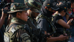 Улыбалась при задержании: молодая подельница наркобарона стала звездой интернета