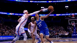 Не растерялся: американский спортсмен «сыграл» в баскетбол кроссовкой