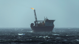 Дрейфующий российский газовоз после атаки ВСУ относит к нефтяным платформам Ливии