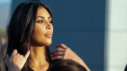 Чуть не рухнула в кусты: выход Ким Кардашьян едва не стал конфузом