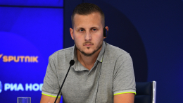 Журналист Адриан Боке хочет приехать в Россию из-за преследования во Франции