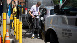 Эскалация на Ближнем Востоке ударила по кошелькам американцев: цены на бензин в США бьют рекорды