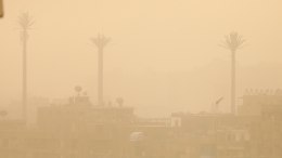 Оранжевое небо: песчаная буря заставила российских туристов покинуть пляжи в Хургаде