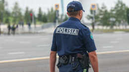 Полицейский в Казахстане упустил лихача, погнавшись за собственной машиной