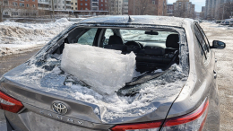 Ледяные глыбы и огромные лужи от оттепели: как спасти машину и избежать ремонта