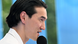 Комик Нурлан Сабуров пошутил о запрете на въезд в Россию и вспомнил жену