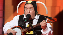 «Он лупил меня железной рукой»: юморист Морозов о встрече с Чаком Норрисом