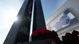 Люди несут цветы к мемориалу жертвам теракта в «Крокусе» в годовщину трагедии