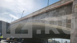 Женщина упала с моста на проезжую часть в центре Москвы