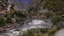 В Перу обрушился мост под похоронной процессией —инцидент попал на видео