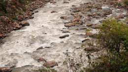 В Перу обрушился мост через реку под похоронной процессией — инцидент попал на видео