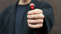 Глубоко возмутился: москвич залил женщину перцовым баллончиком в метро из-за газет