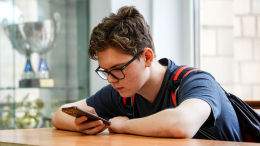 Заменяют сон: как соцсети крадут душевное спокойствие у подростков