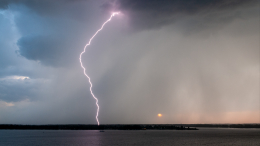 Била в одно место: мужчину четыре раза ударило молнией