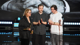 «Грусть и благодарность»: семья Золотовицкого не смогла сдержать эмоций на церемонии премии «Ника»