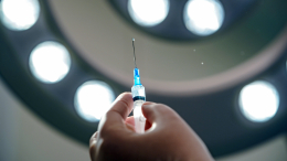 «Мы за альтернативу»: почему отказ от прививок для детей грозит массовыми эпидемиями среди взрослых