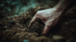 Почему на похоронах принято бросать землю в могилу: корни древнего обряда