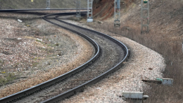 Полицейский спас малыша за секунду до столкновения с поездом — момент попал на видео
