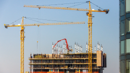 Кирпичи в окна: в Свердловской области застройщики и жильцы не могут поделить землю