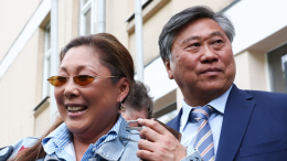 Светится от счастья: как Анита Цой заново влюбилась в мужа спустя 35 лет брака