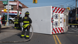Помогал внуку: пенсионера придавило машиной после столкновения со скорой помощью