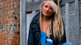 Не будь смешной: как носить бомбер, когда вам за 30