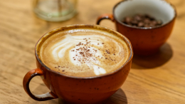 Коварная чашка: почему нельзя пить кофе сразу после пробуждения